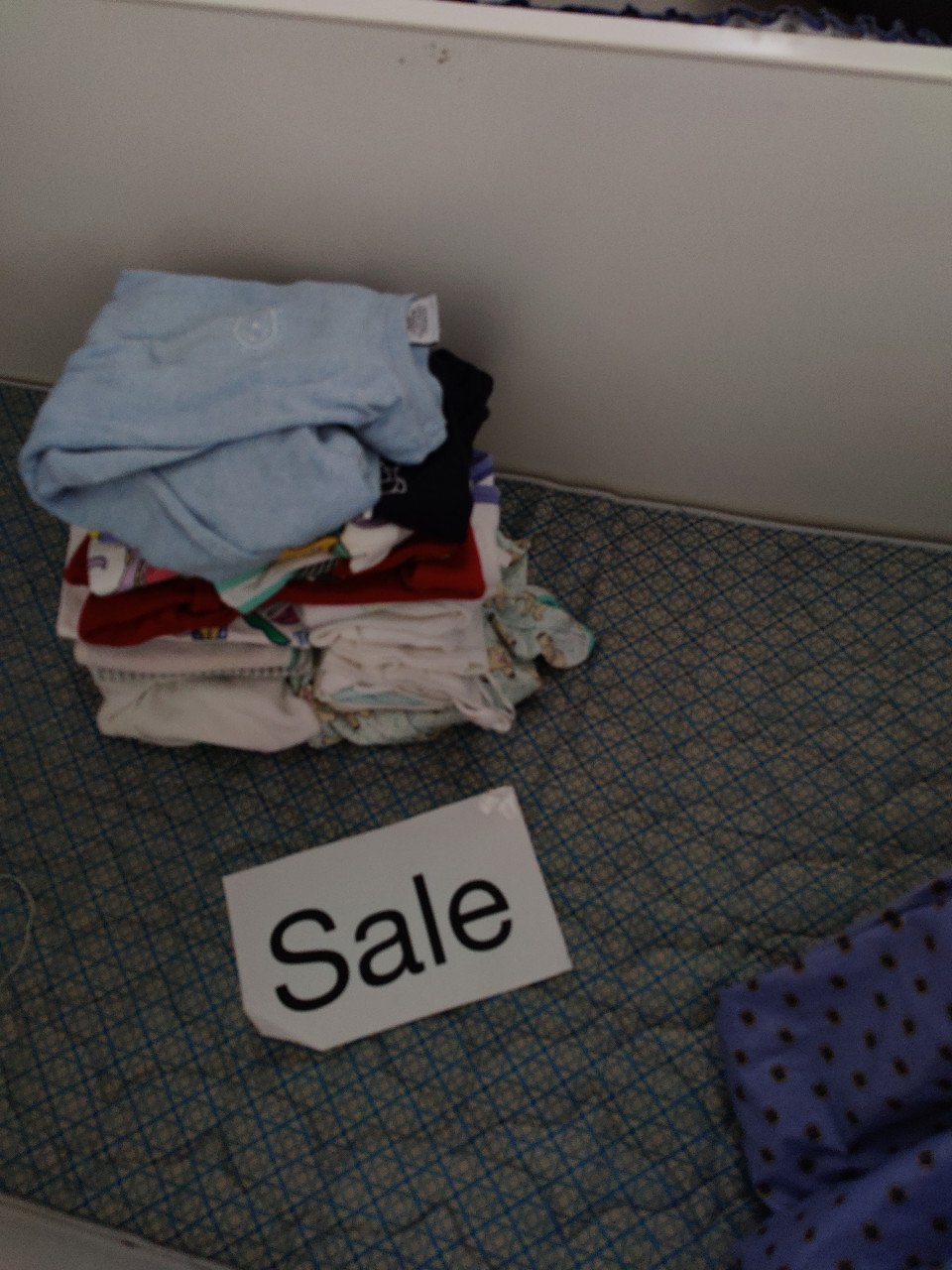 Sprookjesachtig vintage kinderbedje met hemel en bijpassende gordijntjes