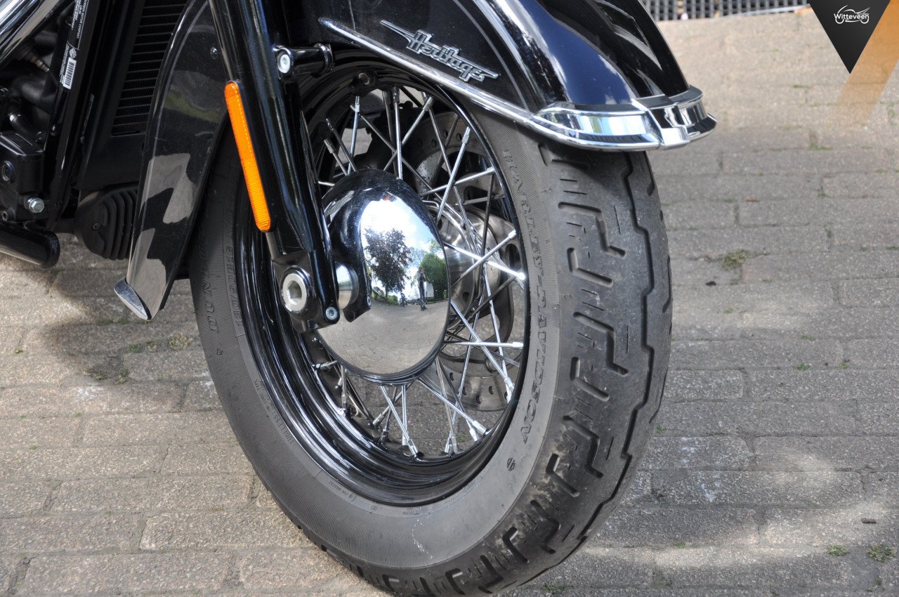Harley-Davidson FLHCS Heritage Softail Classic 114