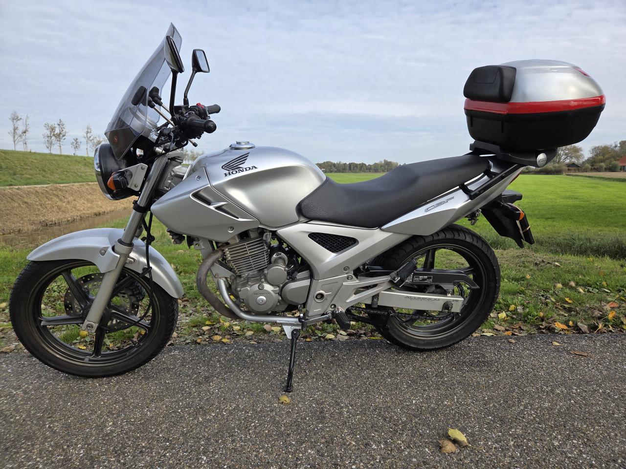 Honda CBF250 2007 met topkoffer en windscherm