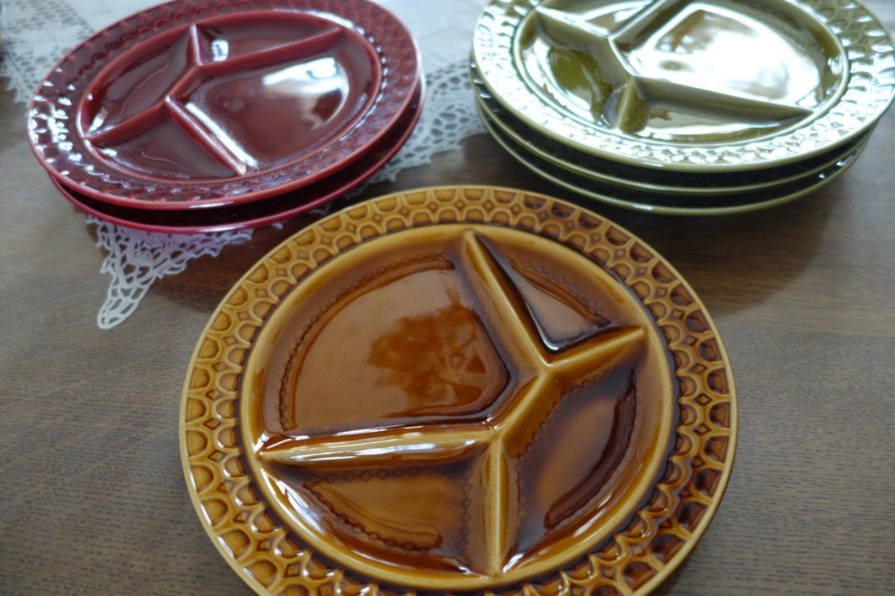 Jaren 70 SARREGUEMINES Franse vintage BARBOTINE majolica fondueborden