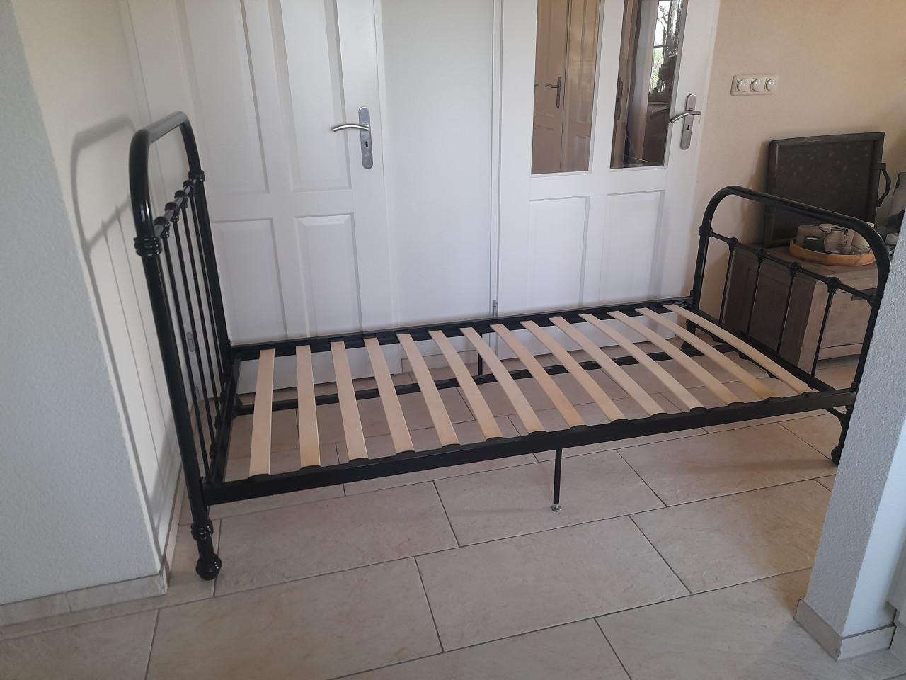 Metalen 1 Persoons bed (in goede nette staat ) 90 x 200