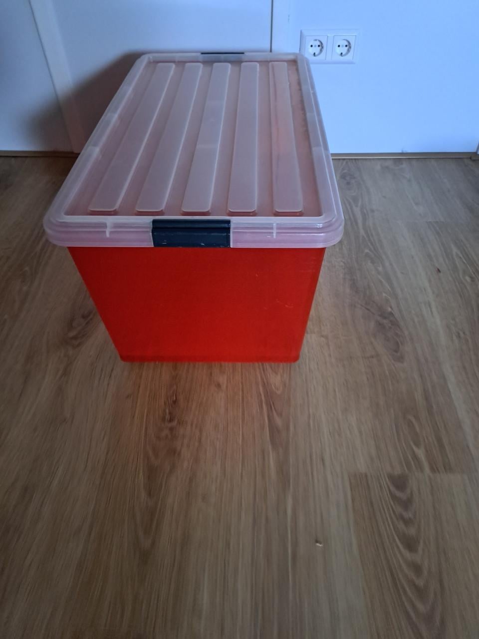 Grote plastic opbergbox.