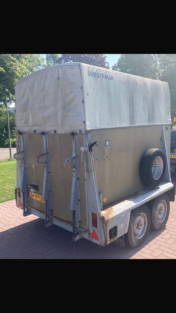 Twee paards paardentrailer.