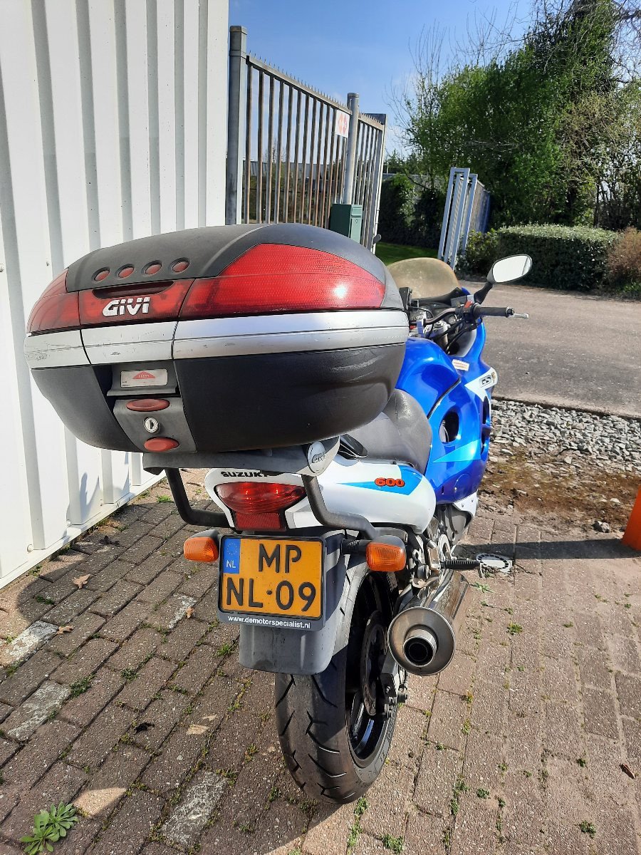 Suzuki GSX600F uit 2006 met recht stuur