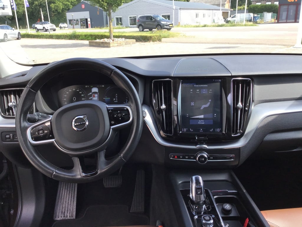 Volvo XC60 t8 390pk recharge mo.pro leder/luchtvering/h.k. audio/360 camera