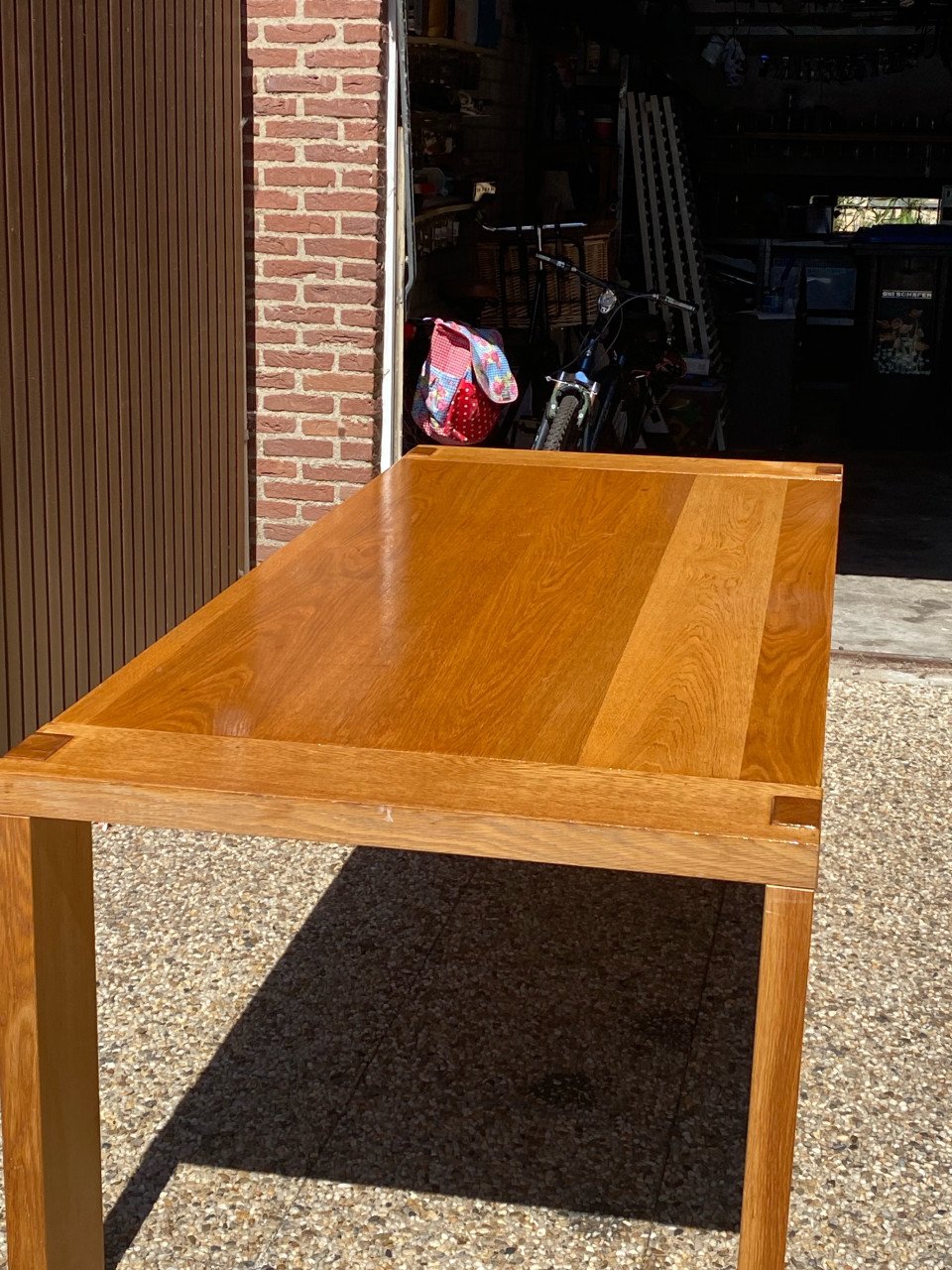 Grote tafel 225 cm met 6 bijpassende stoelen.