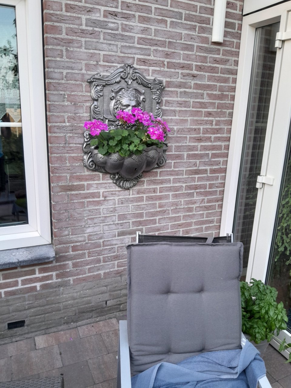 Antieke muurplaat met bloembak