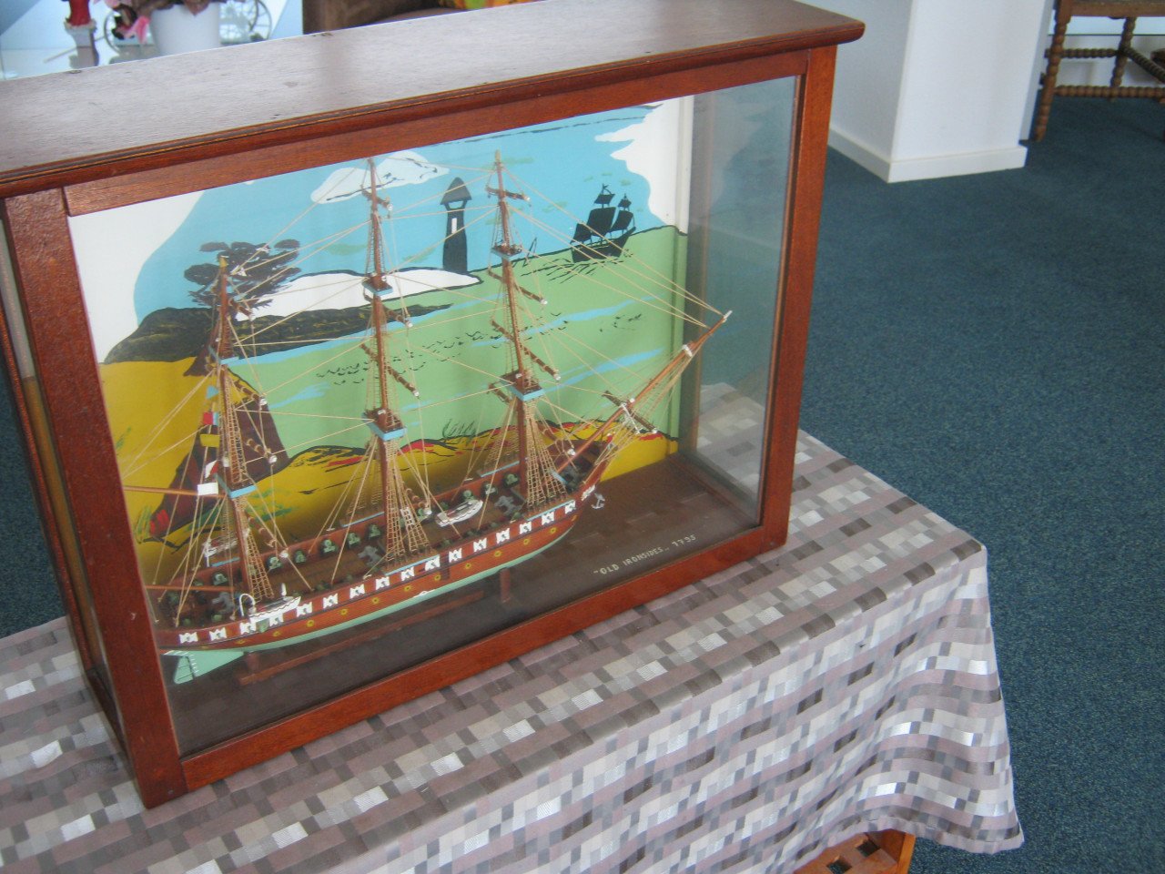 Scheepsmodel in vitrine.
