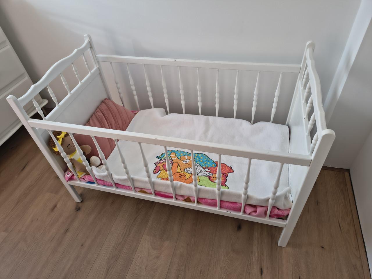 Babykamer; bedje, commode, decoratie