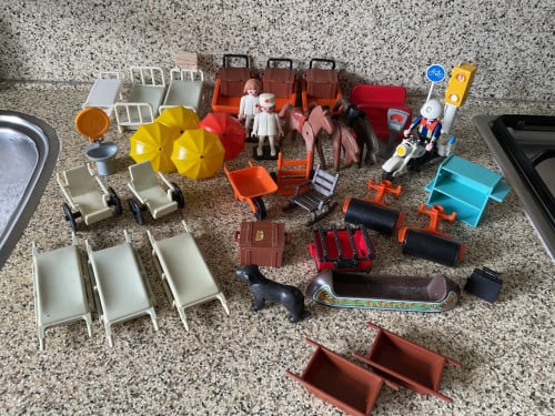 Veel verschillende onderdelen van Playmobil.
