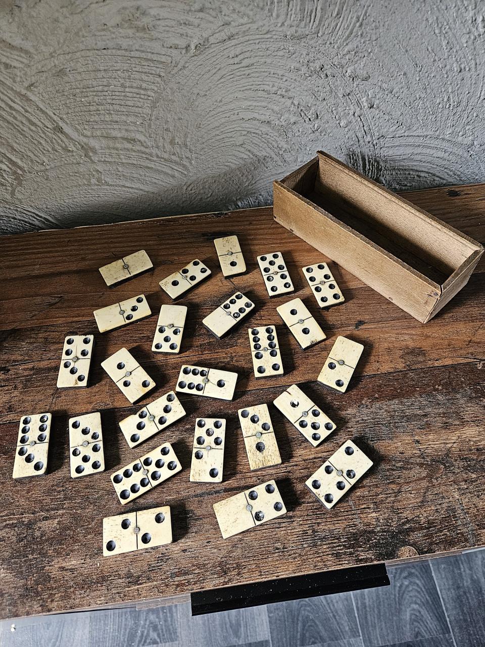 Antiek Domino Spel - van been metalen pin met houten doosje