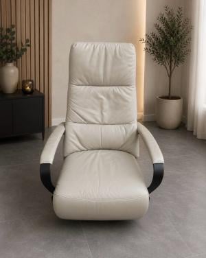 Prominent sta op fauteuil Humberto Tan