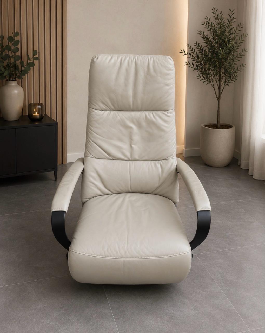 Prominent sta op fauteuil