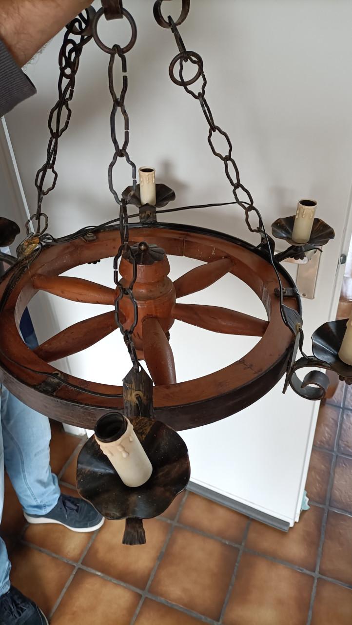 Retro hanglamp. Een houten wagenwiel, met 6 'kaarsen'.