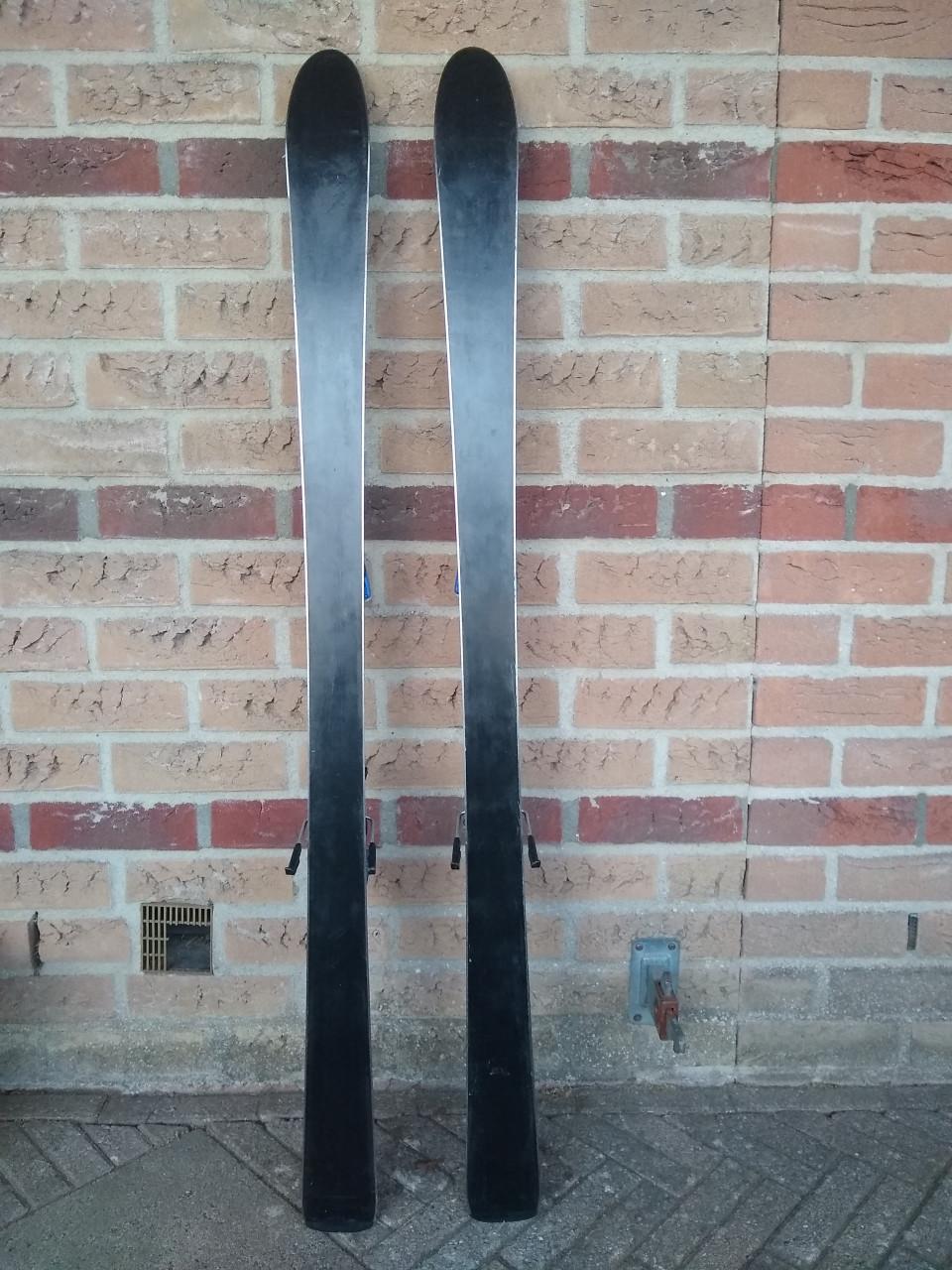 Te koop: kinderski's (128cm) en skistokken
