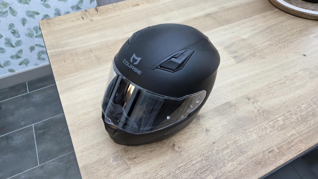 Mooie matzwarte motor, brommer of scooterhelm in nieuwstaat in maat L
