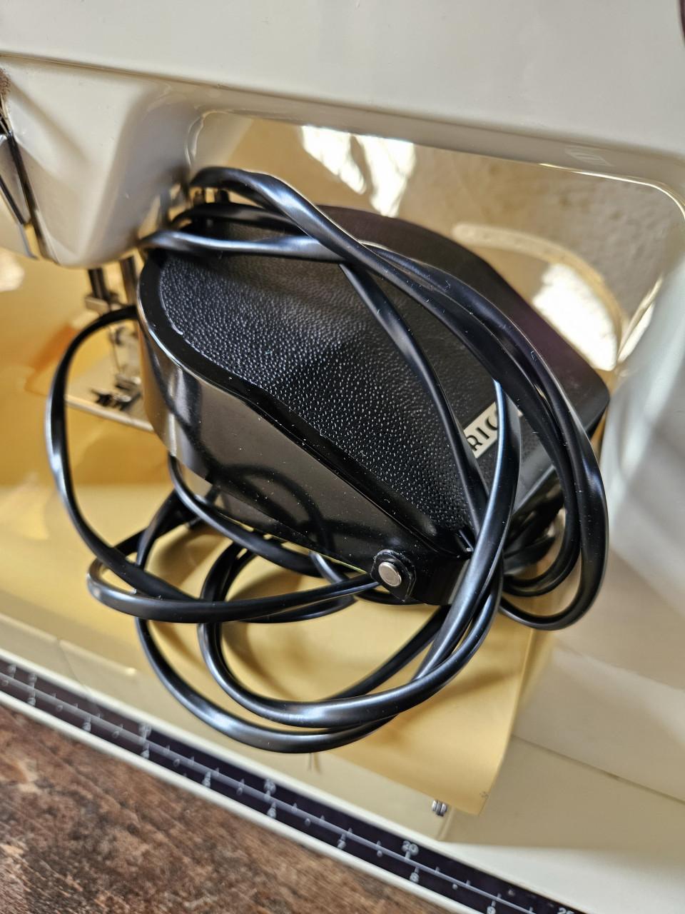 Mooie krachtige Riccar 9160 Super Stretch Naaimachine