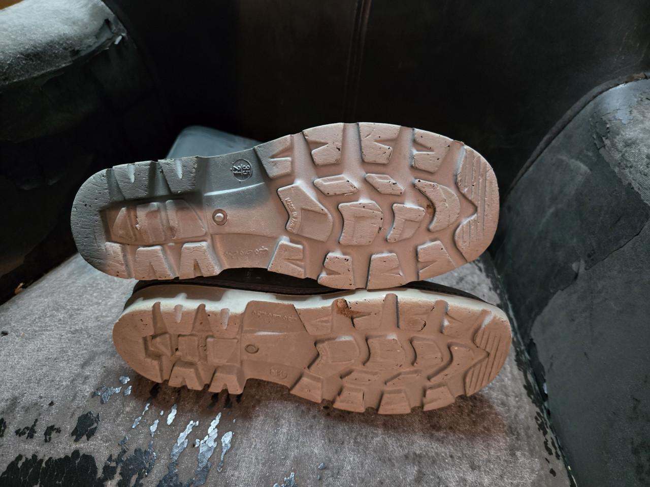 Donkergrijze Dunlop regenlaarzen zijn gemaakt van PVC Maat 35