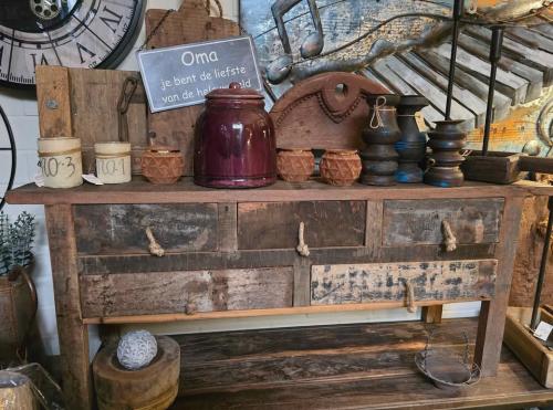 SCHITTERENDE LAAG DRESSOIRTJE, MOOI VOOR B.V. ACHTER HET BED NU MAAR €259,-