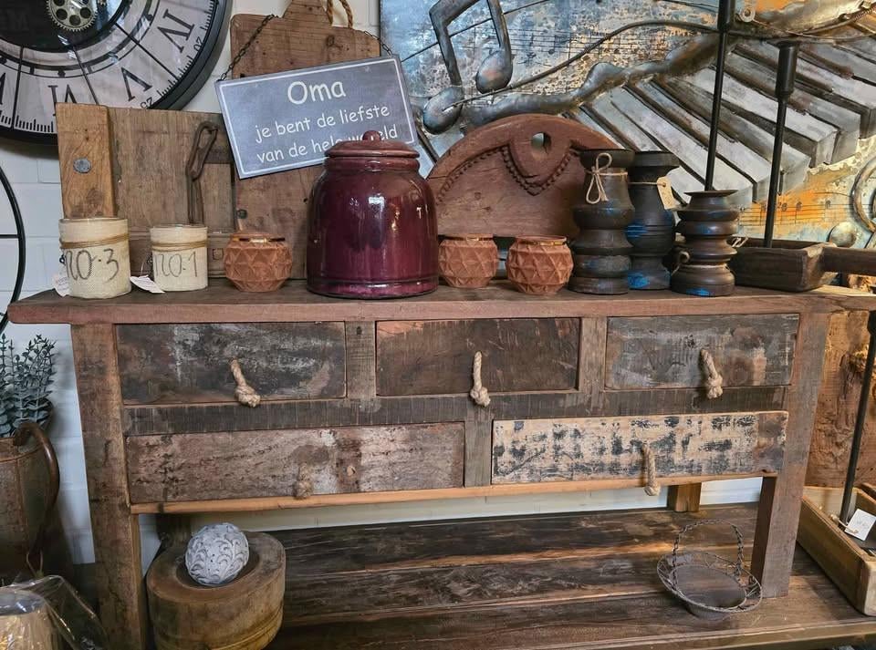 SCHITTERENDE LAAG DRESSOIRTJE, MOOI VOOR B.V. ACHTER HET BED NU MAAR €259,-