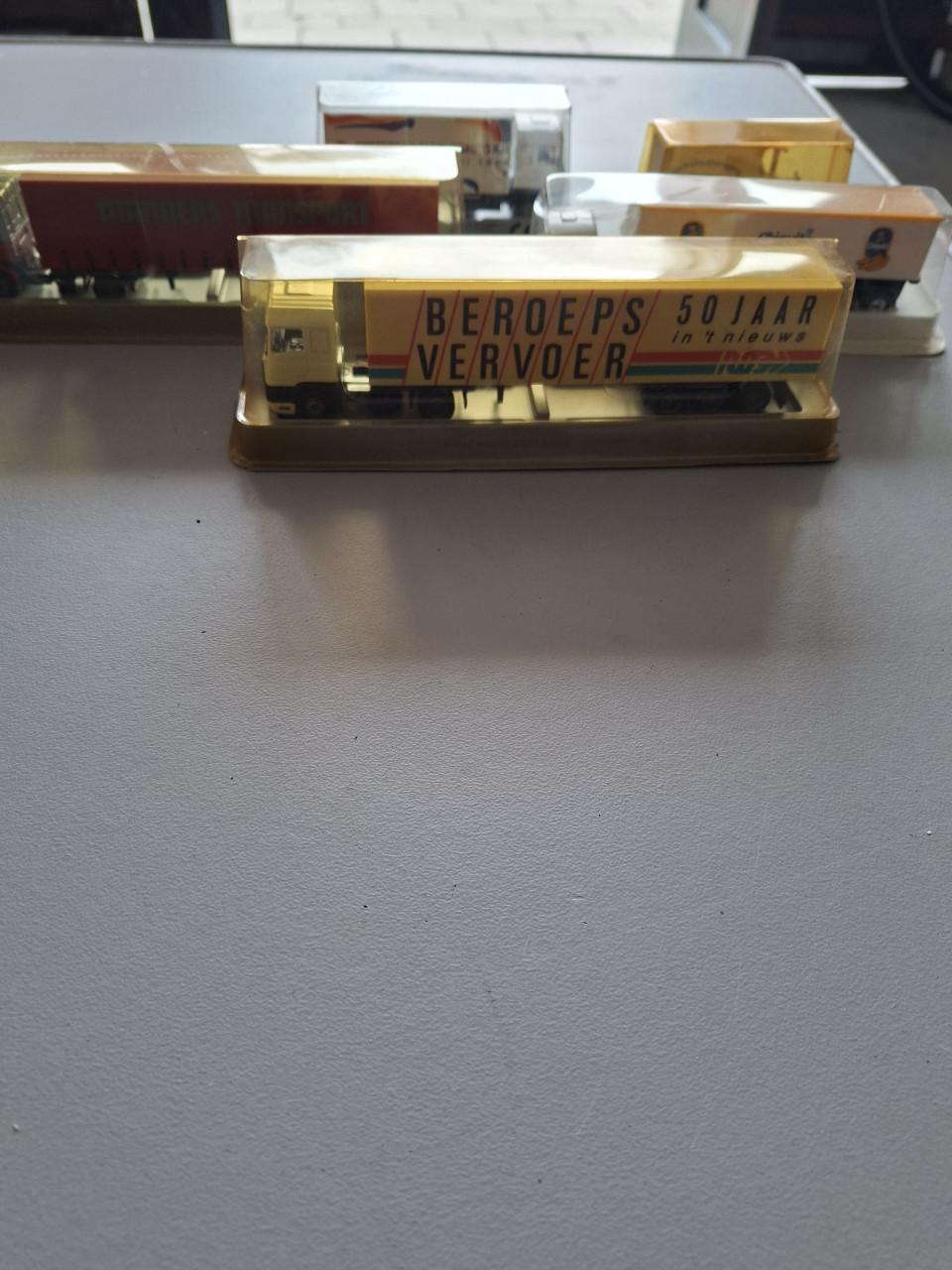 Miniatuur kraan, hijs en kleine vrachtauto's