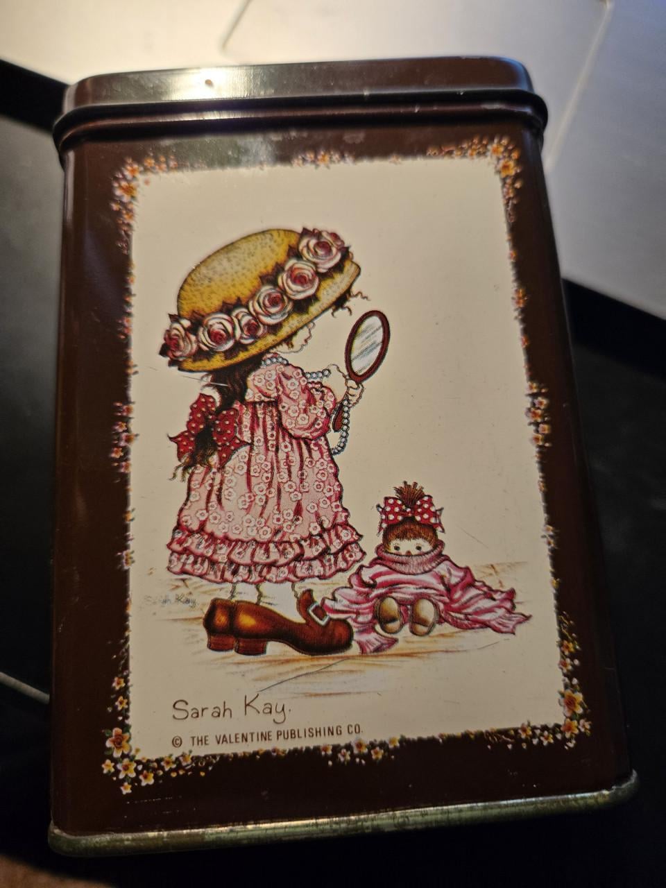 Vintage metalen blikje met een illustratie van Sarah Kay, 12x8.8x8.5cm