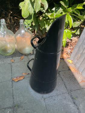 Oude emaille kolenkit