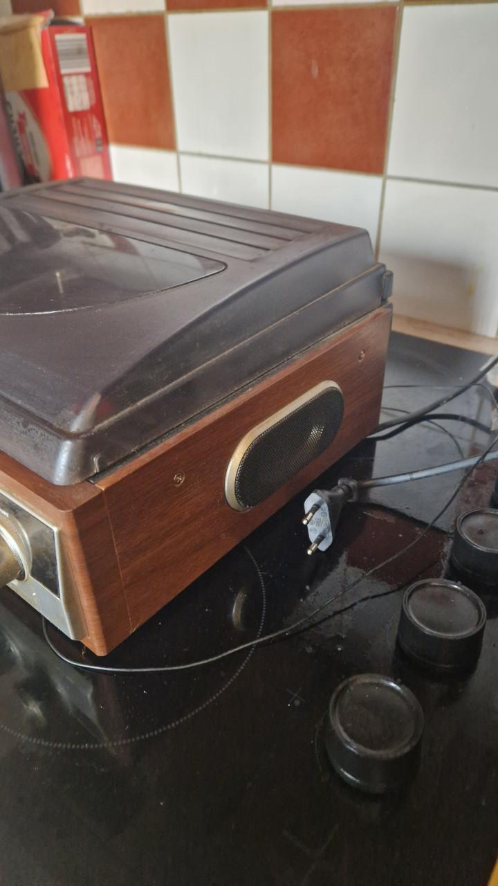 Platenspeler met radio