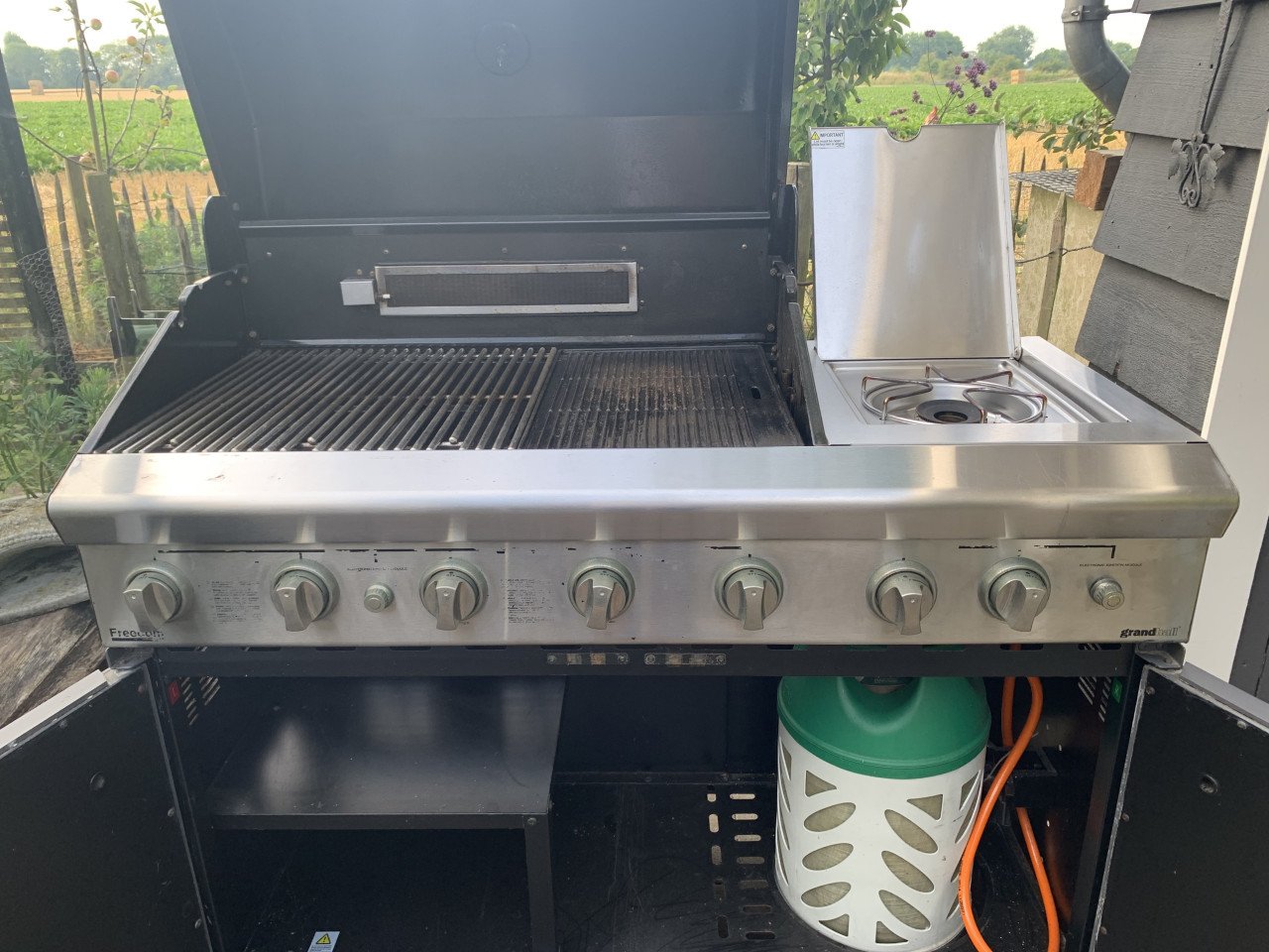 Buitenkeuken met bbq en wokbrander
