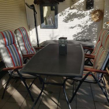 4 × Stoelen met kussen en Tafel