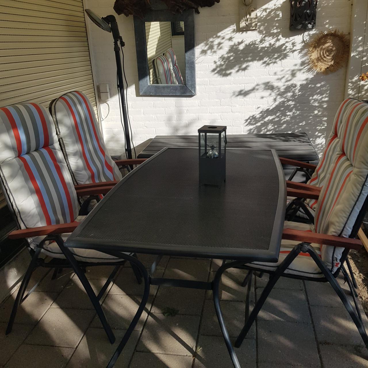 4 × Stoelen met kussen en Tafel