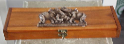 Houten doosje met oliefanten print met chinese stokjes