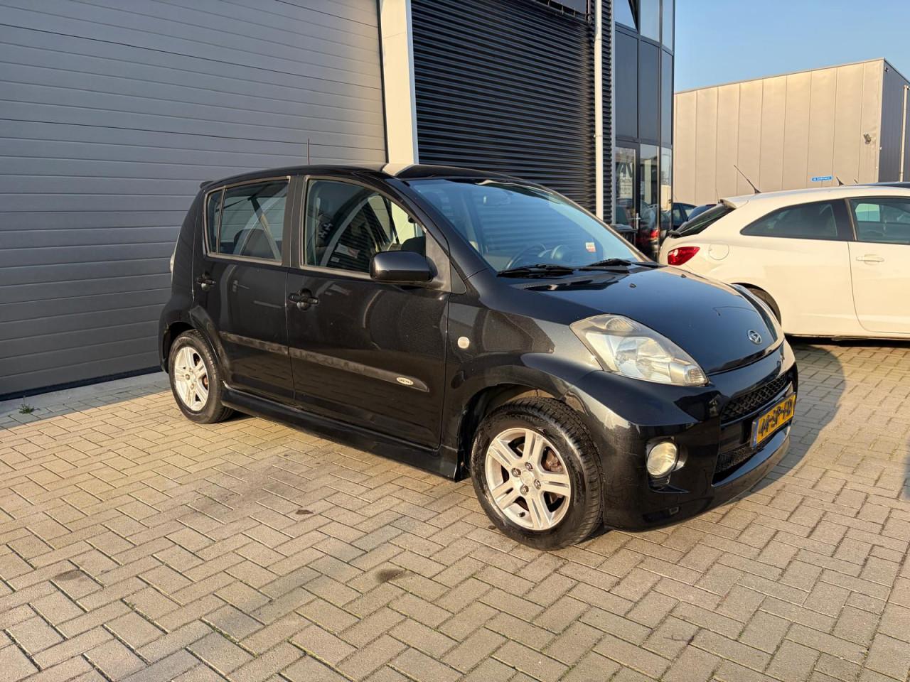 Daihatsu Sirion 2 1.3- 16V Comfort - Afgeleverd met nieuwe APK en afleverbe