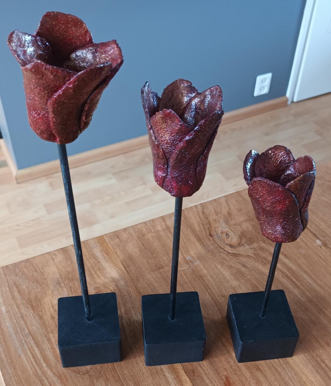 Keramieken bloemen gemaakt door regionale kunstenares