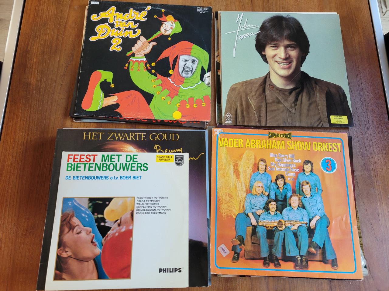 Stapel van 24 Nederlandstalige LP's