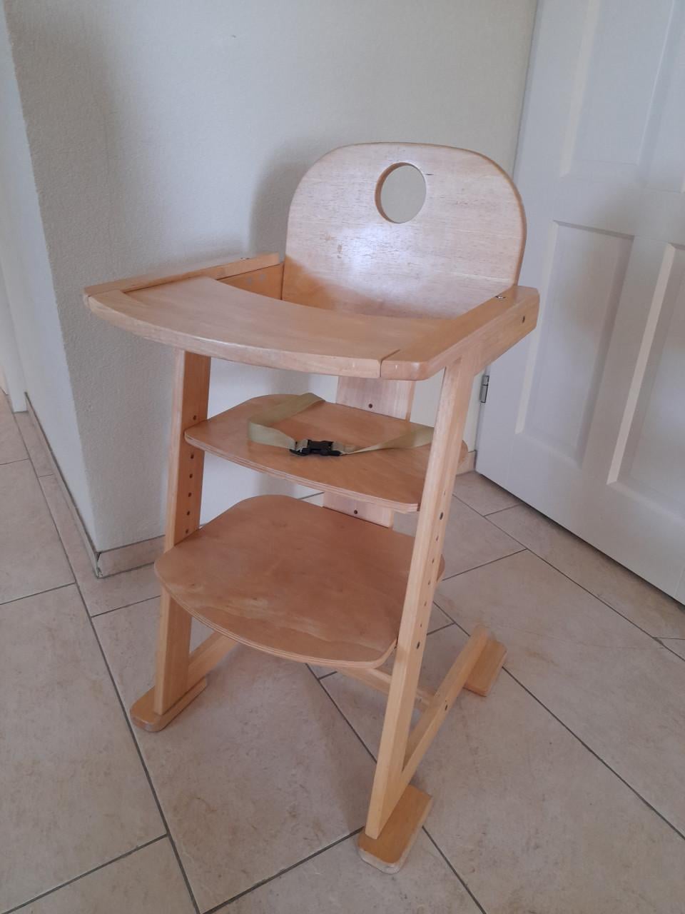 Houten Kinderstoel met gordel (verstelbaar) z.g.a.n.