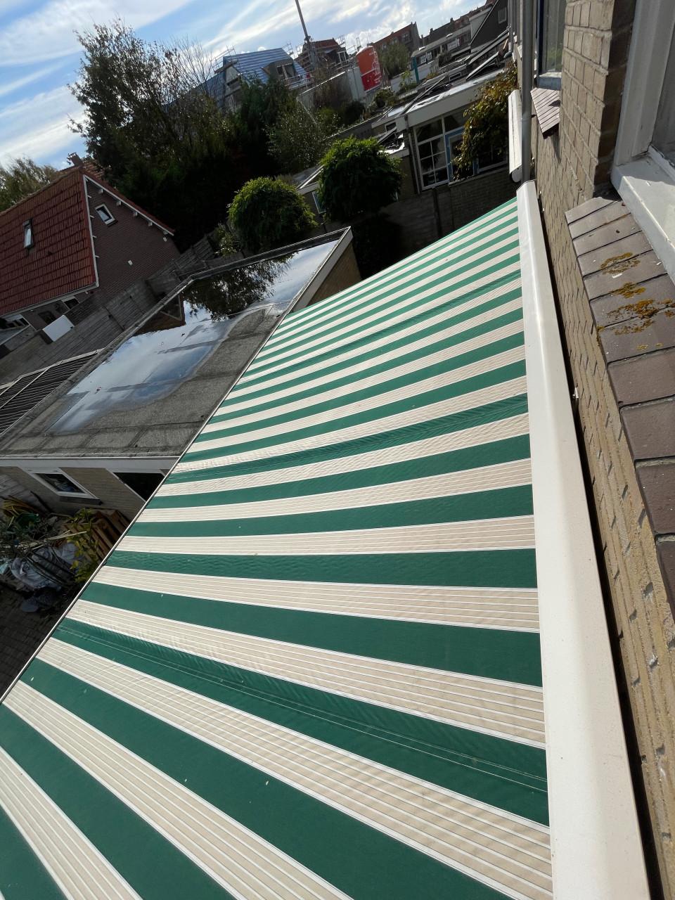 Zonnescherm elektrisch 550cm breed en 300cm uitval