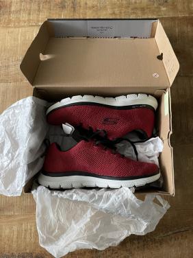 Nieuwe rode skechers