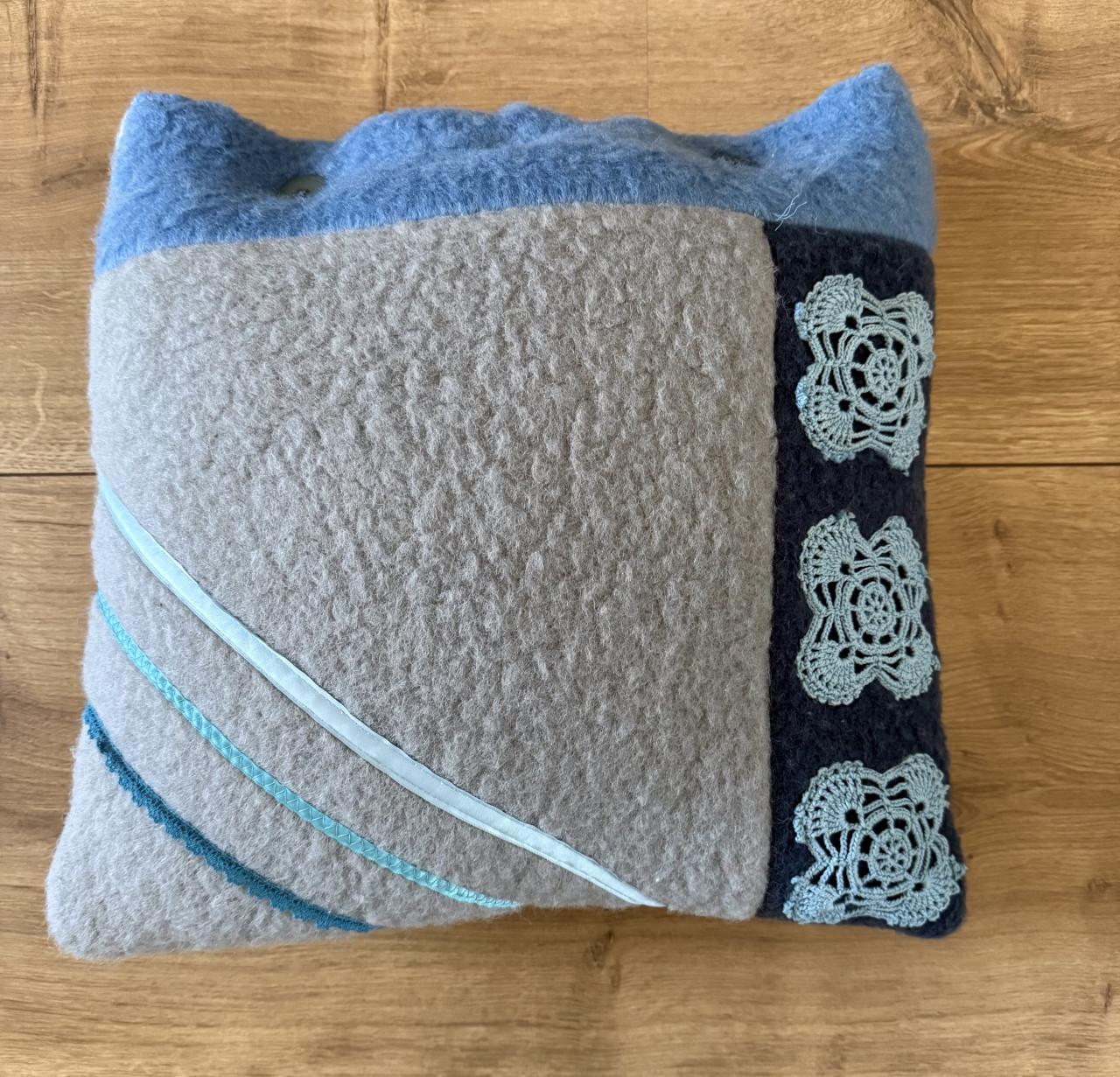 Kussen van vintage deken 40cm bij 40cm (zolderopruiming)