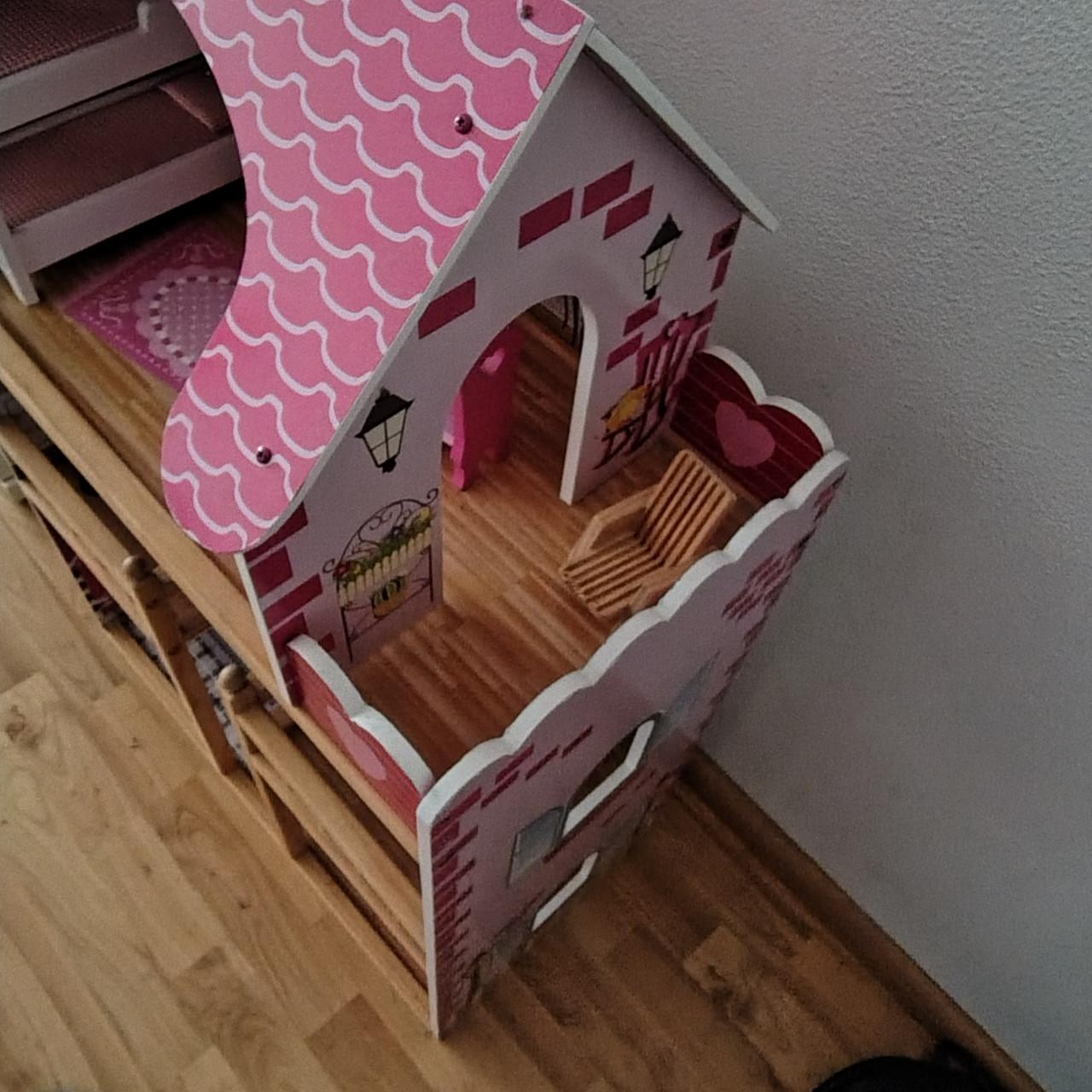 Groot poppenhuis met accessoires