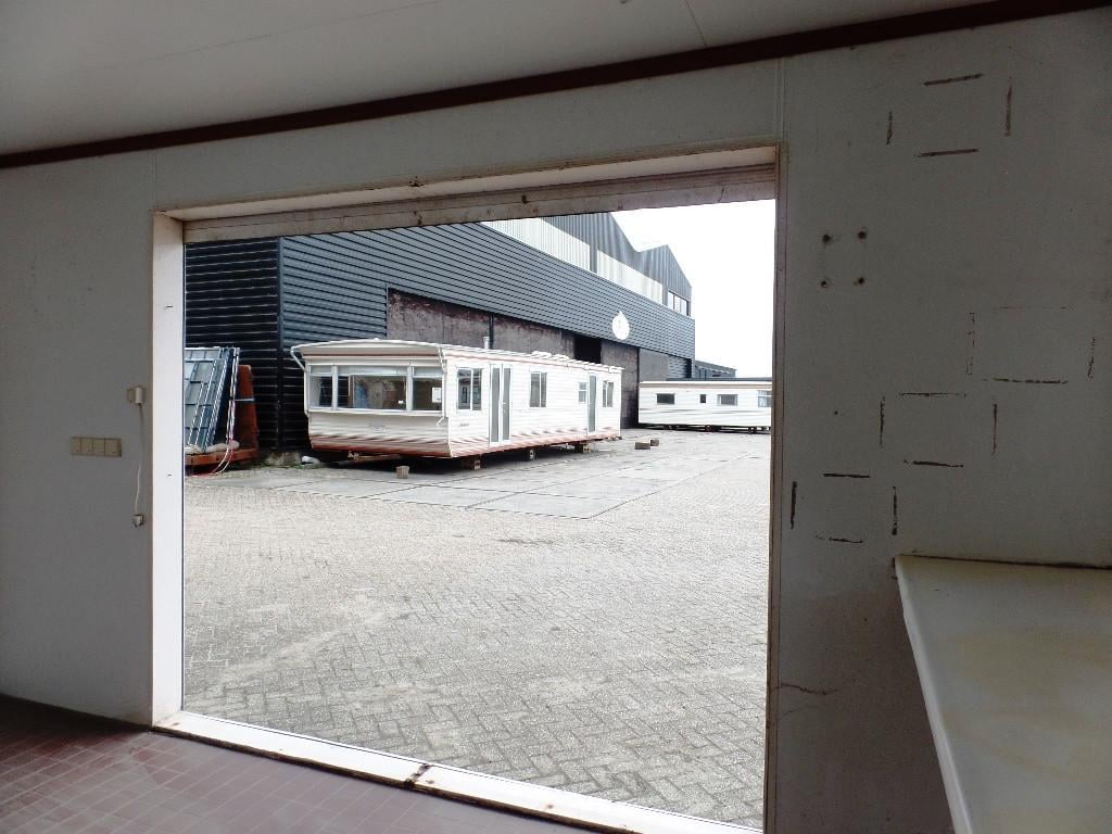 Degelijke verkoopunit met betonnen vloer en sanitaire voorziening