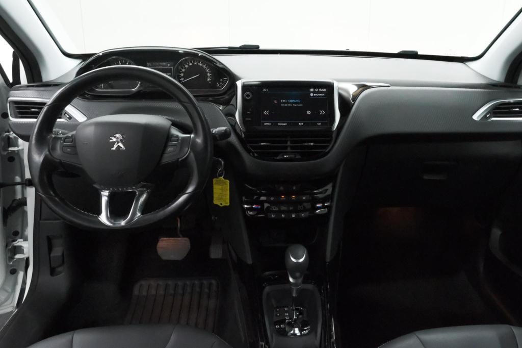 Peugeot 2008 puretech 110 eat6 allure | trekhaak | apple carplay | parkeers