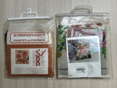 2 Borduurpakketten voor kussen.