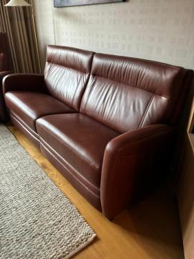 Lederen bank in perfecte staat met bijpassende zetel