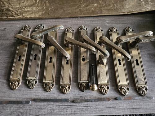 4 x antieke italiaanse deurbeslag met klinken, zijn compleet