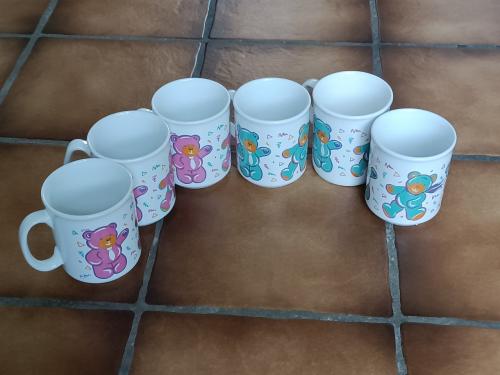 6 Mokken van John Tams. Made in Engeland. 3 met roze en 3 met blauwe beren.