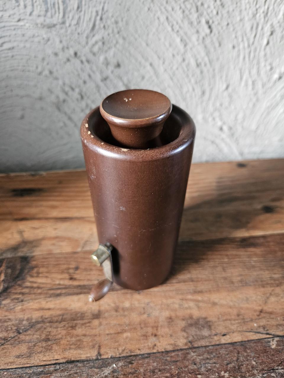 Antieke handmatige  nootmuskaatmolen van stevig hout