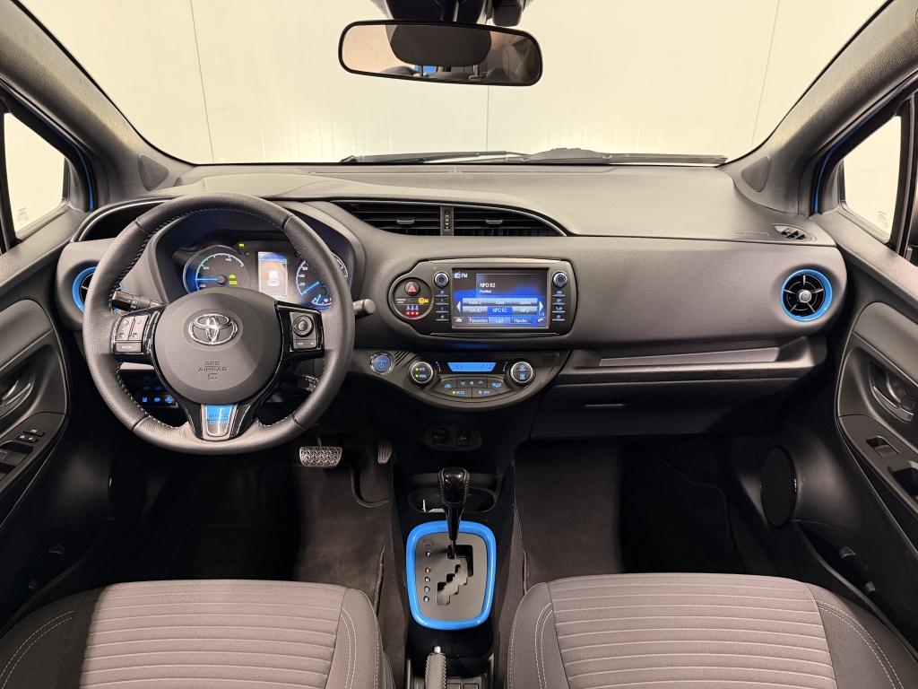 Toyota Yaris 1.5 hybrid skyblue edition