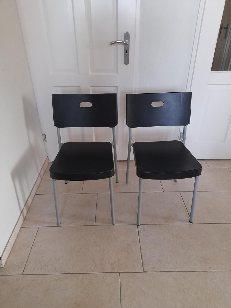 2 Stoelen (in goede nette staat )