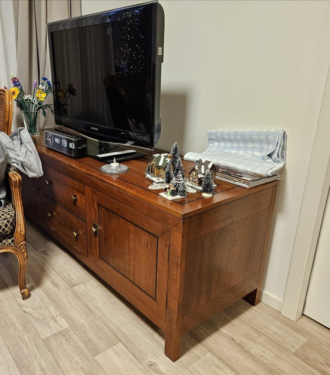 Complete Meubel Set - tvmeubel, eettafel, stoelen, bank. Ophalen in Kapelle